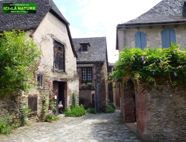 05-camino-medieval-street-conques