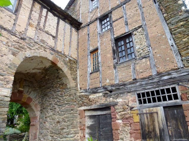 20-conques-old-house