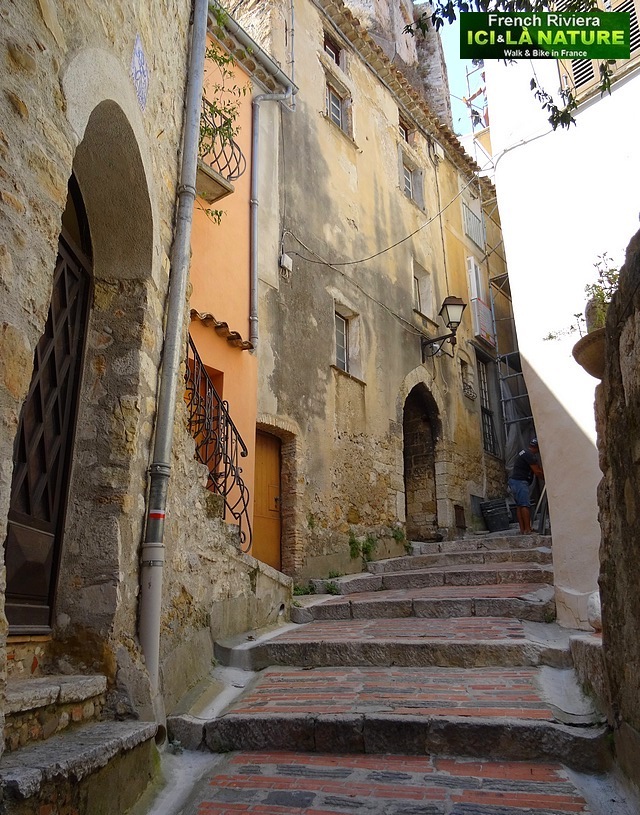 12-old street village provence