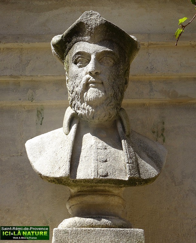 21-nostradamus-statue-saint-remy-provence